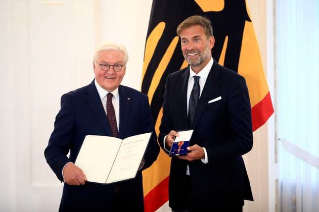 News Themen der Woche KW40 Entertainment Themen der Woche KW40 News Bilder des Tages Entertainment Bilder des Tages Frank-Walter Steinmeier und Jürgen Klopp bei der Verleihung des Verdienstkreuzes am Bande der Bundesrepublik Deutschland an Jürgen Klopp im Schloss Bellevue. Berlin, 01.10.2024 *** Frank Walter Steinmeier and Jürgen Klopp at the presentation of the Cross of the Order of Merit of the Federal Republic of Germany to Jürgen Klopp at Bellevue Palace Berlin, 01 10 2024 Foto:xM.xWehnertx xFuturexImagex ordensverleihung_0101