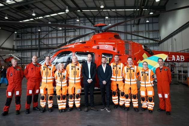 Bilder des Jahres 2024, Entertainment 10 Oktober Entertainment Themen der Woche KW40 Entertainment Bilder des Tages . 01 10 2024. London, United Kingdom. Prince William, the Prince of Wales, with David Beckham during a visit to RAF Northolt in London, to view two new London Air Ambulance Charity helicopters.  xPoolx xi-Imagesx IIM-25517-0020