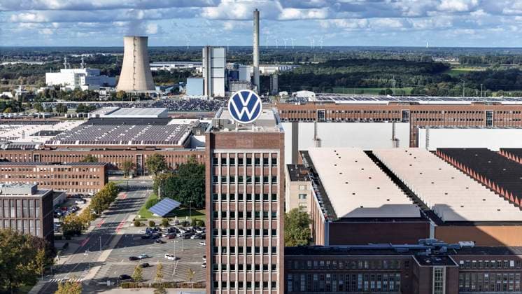 Volkswagen VW Logo auf dem Markenhochaus der Konzernzentrale in Wolfsburg, 29.09.2024. Der Volkswagen-Konzern hat für die deutschen Werke Sparmaßnahmen angekündigt. Wolfsburg Niedersachsen Deutschland *** Volkswagen VW logo on the brand tower at Group headquarters in Wolfsburg, 29 09 2024 The Volkswagen Group has announced cost-cutting measures for its German plants Wolfsburg Lower Saxony Germany