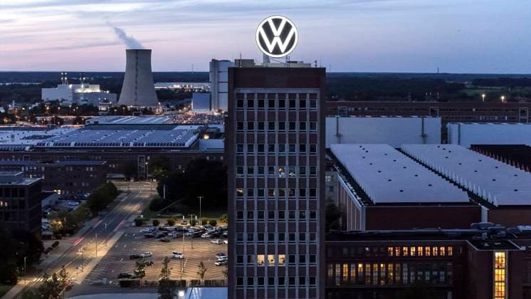 Volkswagen VW Logo auf dem Markenhochaus der Konzernzentrale in Wolfsburg, 29.09.2024. Der Volkswagen-Konzern hat für die deutschen Werke Sparmaßnahmen angekündigt. Wolfsburg Niedersachsen Deutschland *** Volkswagen VW logo on the brand tower at Group headquarters in Wolfsburg, 29 09 2024 The Volkswagen Group has announced cost-cutting measures for its German plants Wolfsburg Lower Saxony Germany