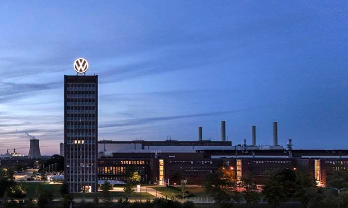 Volkswagen VW Logo auf dem Markenhochaus der Konzernzentrale in Wolfsburg, 29.09.2024. Der Volkswagen-Konzern hat für die deutschen Werke Sparmaßnahmen angekündigt. Wolfsburg Niedersachsen Deutschland *** Volkswagen VW logo on the brand tower at Group headquarters in Wolfsburg, 29 09 2024 The Volkswagen Group has announced cost-cutting measures for its German plants Wolfsburg Lower Saxony Germany