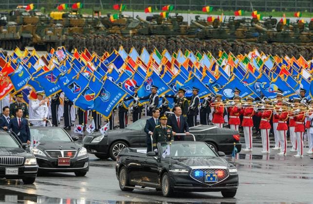 News Themen der Woche KW40 News Bilder des Tages A Ceremony marking the 76th Armed Forces Day in Seongnam, South Korea - 01 Oct 2024 South Korean President Yook Suk Yeol (R in car) reviews South Korean troops during a ceremony marking the 76th Armed Forces Day held at Seoul Air Base. South Korean President Yoon Suk Yeol said on October 1 that North Korea will face the end of its regime if it attempts to use nuclear weapons, warning a resolute and overwhelming response from the South Korea-U.S. alliance. President Yoon made the remark during a speech marking the 76th Armed Forces Day, as North Korea has intensified its nuclear threats with the first public disclosure of its uranium enrichment facility last month. Seongnam South Korea Copyright: xKimxJae-Hwanx xSOPAxImagesx jhk241001007