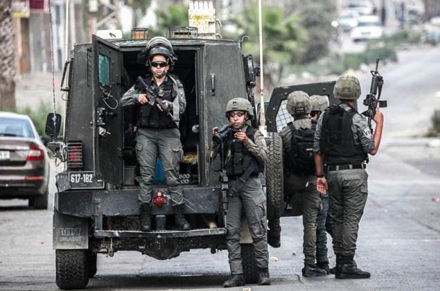 News Themen der Woche KW40 News Bilder des Tages Israeli military operation in Nablus, Palestine - 01 Oct 2024 An Israeli military force emerges from their military vehicle during the Israeli military operation to kill wanted Palestinians in the Balata refugee camp in the northern occupied West Bank. Israeli forces killed two Palestinians and injured dozens. Nablus Palestine Copyright: xNasserxIshtayehx xSOPAxImagesx NIshtayeh10