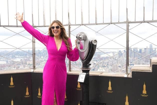 Bilder des Jahres 2024, Entertainment 10 Oktober October 1, 2024, New York, New York, USA: ELIZABETH HURLEY lights the Empire State Building pink In honor of Breast Cancer Awareness Month,.Empire State Building, NYC.October 1, 2024. New York USA - ZUMAms4_ 20241001_faf_ms4_004 Copyright: xSoniaxMoskowitzxGordonx