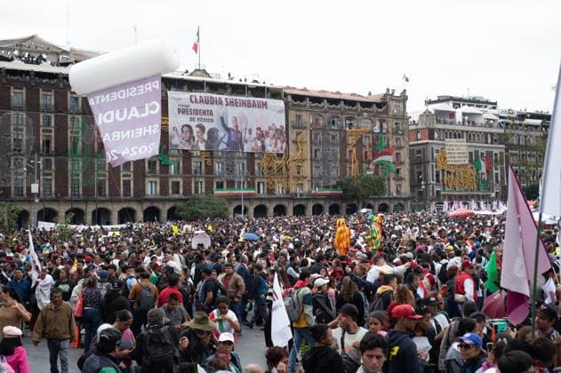 October 1, 2024, Mexico City, Buenos Aires, Mexico: Thousands of people are waiting in Mexico City s Zocalo for the public speech of Mexico s President Claudia Sheinbaum after taking office as Mexico s first female president at the National Palace. Mexico City Mexico - ZUMAw212 20241001_zip_w212_003 Copyright: xIgorxWagnerx