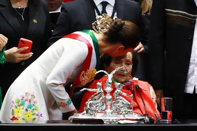 Inauguration Of The Claudia Sheinbaum First Female Mexico s President Incoming Mexico™s President Claudia Sheinbaum Pardo kisses for President of the Chamber of Deputies Ifigenia Martinez during the inauguration ceremony at the Congress of the Union. on October 1, 2024 in Mexico City, Mexico. (Photo by Carlos Santiago Eyepix Group) Mexico City CDMX Mexico Copyright: xCarlosxSantiagox
