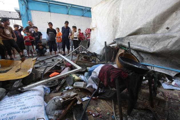 News Themen der Woche KW40 News Bilder des Tages Palestinians inspect the site following Israeli strikes on a tent for displaced people in a school affiliated with the United Nations Relief Palestinians inspect the site following Israeli strikes on a tent for displaced people in a school affiliated with the United Nations Relief and Works Agency for Palestine Refugees (UNRWA), amid the Israel-Hamas conflict, at El-Zawaida, in the central Gaza Strip, October 02, 2024. Photo by Naaman Omar apaimages Zawaida Gaza Strip Palestinian Territory 021024_Zawaida_NAA_00(16) Copyright: xapaimagesxNaamanxOmarxx xapaimagesx
