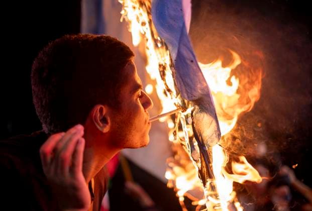 Bilder des Jahres 2024, News 10 Oktober News Themen der Woche KW40 News Bilder des Tages Iranians Celebrate Iran s Missile Attack Against Israel An Iranian man lights a cigarette using a burning Israeli flag while celebrating Iran s missile attack against Israel in Tehran, Iran, on October 1, 2024. Iran launches hundreds of ballistic missiles at Israel in response to the killings of Hamas Leader Esmail Haniyeh in Tehran and Hassan Nasrallah, the Secretary General of Lebanon s Hezbollah, as well as General Abbas Nilforoushan, a commander in the Islamic Revolutionary Guard Corps (IRGC) Quds Force, in the suburbs of Beirut, Lebanon. Tehran Tehran Iran  Copyright: xMortezaxNikoubazlx originalFilename: nikoubazl-iranians241001_npmF6.jpg
