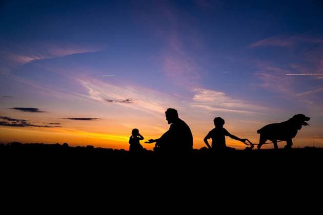 Creative Highlights Symbolfotos Family With Dog Silhouette During Sunset Tulsa, Oklahoma, United States CR_XBCB24100196-1550851-01 ,model released, Symbolfoto