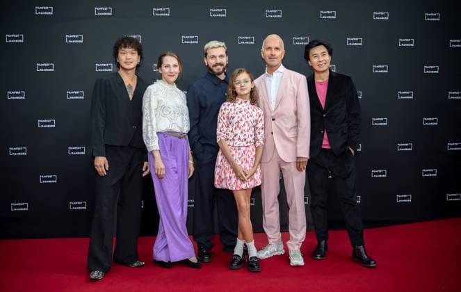 Bilder des Jahres 2024, Entertainment 10 Oktober Filmfest Hamburg Viet Pham, Nikola Kastner, Edin Hasanovic, Yuna Bennett, Christoph Maria Herbst und Regisseur Ngo The Chau bei der Premiere des Films Der Buchspazierer auf dem 32. Filmfest in Hamburg, Deutschland *** Filmfest Hamburg Viet Pham, Nikola Kastner, Edin Hasanovic, Yuna Bennett, Christoph Maria Herbst and director Ngo The Chau at the premiere of the film Der Buchspazierer at the 32 Filmfest in Hamburg, Germany Copyright: xNikolaixKislichkox 6M6A0303