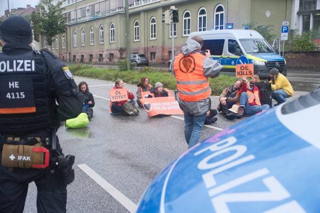 News Themen der Woche KW40 02.10.2024 xkhx Kassel, Lutherplatz - Demonstration, Blokade Klimaktivisten der Letzte Generation blockierte erneut Verkehr in Kassel Strassenbahngleise besetzt. Die Polizei löst die Demonstration rasch auf *** 02 10 2024 xkhx Kassel, Lutherplatz Demonstration, blockade Climate activists from the Last Generation once again block traffic in Kassel Tram tracks occupied The police quickly disperse the demonstration KH