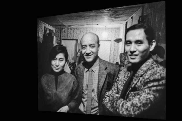 Einzelausstellung Music of the Mind von Yoko Ono in Düsseldorf. An die Wand projiziertes Schwarz-Weiß-Foto mit Yoko Ono. Das Foto enststand 1960 oder 1961 mit anderen Fotos zusammen mit Künstlerkolleginnen und Kollegen im Chambers Street Loft in New York. Das Foto stammt von dem japanischen Bildhauer Minoru Niizuma. Im Übrigen bezeichnen K20 und K21 der Stiftung Kunstsammlung Nordrhein-Westfalen in Düsseldorf Kunst des 20. und des 21. Jahrhunderts. Bei Yoko Ono ist s beides. Düsseldorf Nordrhein-Westfalen Deutschland