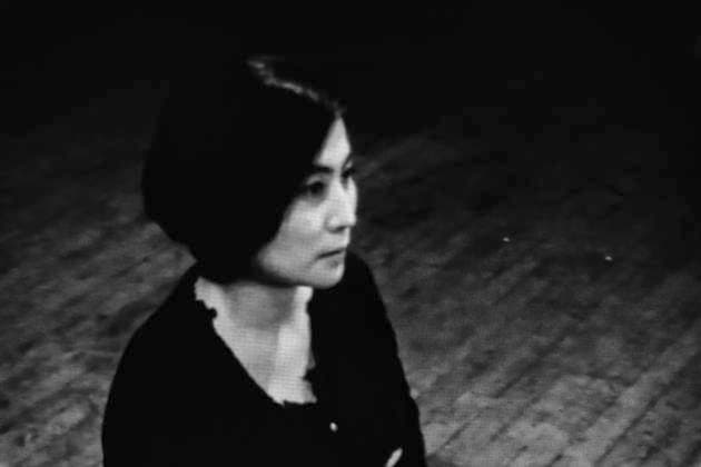 Einzelausstellung Music of the Mind von Yoko Ono in Düsseldorf. An die Wand projizierter Film mit dem Titel Cut Piece . Der Film entstand 1965 auf 16 mm in schwarz-weiß in der Carnegie Recitall Hall New York. Die Brüder und Dokumentarfilmer Albert und David Maysles nahmen Yoko Ono auf der Bühne sitzend auf, während verschiedene Besucherinnen und Besucher der Performance auf die Bühne kamen und Ono Teile ihrer Bekleidung abschnitten. Im Übrigen bezeichnen K20 und K21 der Stiftung Kunstsammlung Nordrhein-Westfalen in Düsseldorf Kunst des 20. und des 21. Jahrhunderts. Bei Yoko Ono ist s beides. Düsseldorf Nordrhein-Westfalen Deutschland