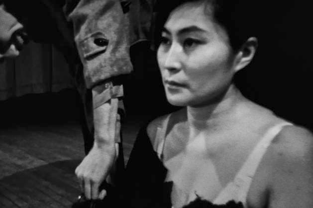 Einzelausstellung Music of the Mind von Yoko Ono in Düsseldorf. An die Wand projizierter Film mit dem Titel Cut Piece . Der Film entstand 1965 auf 16 mm in schwarz-weiß in der Carnegie Recitall Hall New York. Die Brüder und Dokumentarfilmer Albert und David Maysles nahmen Yoko Ono auf der Bühne sitzend auf, während verschiedene Besucherinnen und Besucher der Performance auf die Bühne kamen und Ono Teile ihrer Bekleidung abschnitten. Im Übrigen bezeichnen K20 und K21 der Stiftung Kunstsammlung Nordrhein-Westfalen in Düsseldorf Kunst des 20. und des 21. Jahrhunderts. Bei Yoko Ono ist s beides. Düsseldorf Nordrhein-Westfalen Deutschland
