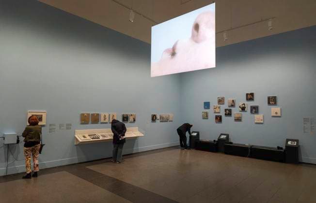 Einzelausstellung Music of the Mind von Yoko Ono in Düsseldorf. Ausstellungsraum in der Stiftung Kunstsammlung Nordrhein-Westfalen mit Werken der Musikerin und Künstlerin Yoko Ono. Im Übrigen bezeichnen K20 und K21 der Stiftung Kunstsammlung Nordrhein-Westfalen in Düsseldorf Kunst des 20. und des 21. Jahrhunderts. Bei Yoko Ono ist s beides. Düsseldorf Nordrhein-Westfalen Deutschland