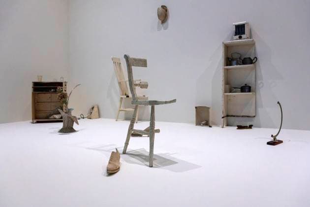 Einzelausstellung Music of the Mind von Yoko Ono in Düsseldorf. Half-a-Room , Halbes Zimmer , Einrichtungs- beziehungsweise Gebrauchsgegenstände in einem Zimmer, alle halbiert. Das Werk stammt aus dem Jahr 1967 und wurde erstmals in der Ausstellung Half-a-Wind Show in London der Öffentlichkeit präsentiert. Im Übrigen bezeichnen K20 und K21 der Stiftung Kunstsammlung Nordrhein-Westfalen in Düsseldorf Kunst des 20. und des 21. Jahrhunderts. Bei Yoko Ono ist s beides. Düsseldorf Nordrhein-Westfalen Deutschland