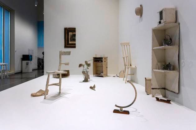 Einzelausstellung Music of the Mind von Yoko Ono in Düsseldorf. Half-a-Room , Halbes Zimmer , Einrichtungs- beziehungsweise Gebrauchsgegenstände in einem Zimmer, alle halbiert. Das Werk stammt aus dem Jahr 1967 und wurde erstmals in der Ausstellung Half-a-Wind Show in London der Öffentlichkeit präsentiert. Im Übrigen bezeichnen K20 und K21 der Stiftung Kunstsammlung Nordrhein-Westfalen in Düsseldorf Kunst des 20. und des 21. Jahrhunderts. Bei Yoko Ono ist s beides. Düsseldorf Nordrhein-Westfalen Deutschland