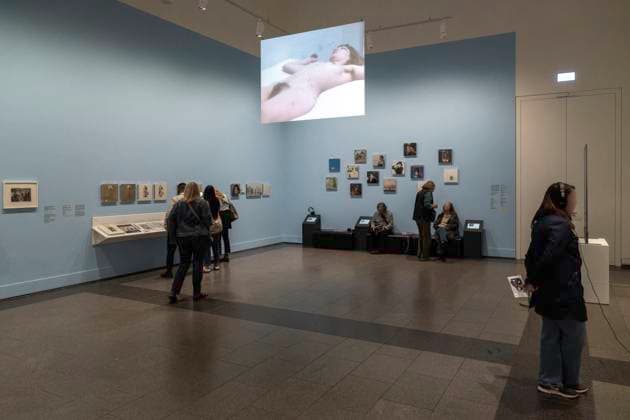 Einzelausstellung Music of the Mind von Yoko Ono in Düsseldorf. Ausstellungsraum in der Stiftung Kunstsammlung Nordrhein-Westfalen mit Werken der Musikerin und Künstlerin Yoko Ono. Im Übrigen bezeichnen K20 und K21 der Stiftung Kunstsammlung Nordrhein-Westfalen in Düsseldorf Kunst des 20. und des 21. Jahrhunderts. Bei Yoko Ono ist s beides. Düsseldorf Nordrhein-Westfalen Deutschland