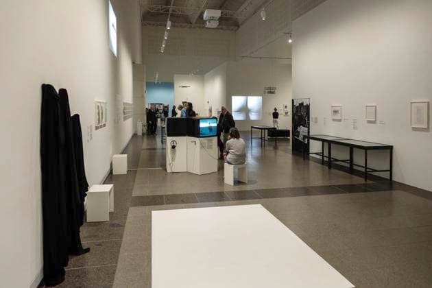 Einzelausstellung Music of the Mind von Yoko Ono in Düsseldorf. Ausstellungsraum in der Stiftung Kunstsammlung Nordrhein-Westfalen mit Werken der Musikerin und Künstlerin Yoko Ono. Im Übrigen bezeichnen K20 und K21 der Stiftung Kunstsammlung Nordrhein-Westfalen in Düsseldorf Kunst des 20. und des 21. Jahrhunderts. Bei Yoko Ono ist s beides. Düsseldorf Nordrhein-Westfalen Deutschland