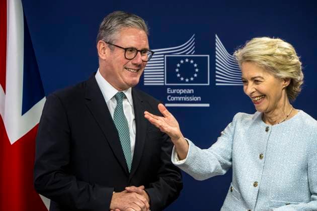 News Themen der Woche KW40 News Bilder des Tages October 2, 2024, Brussels, Bxl, Belgium: Ursula Von der Leyen , the president of the European Commission (R) and Keir Starmer, Prime Minister of the United Kingdom prior to the bilateral meeting at European Commission headquarters in Brussels, Belgium on 02 10 2024 by Brussels Belgium - ZUMAw80_ 20241002_faf_w80_011 Copyright: xWiktorxDabkowskix