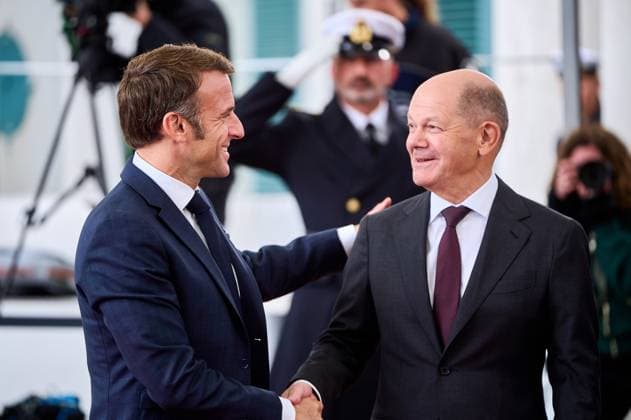 News Themen der Woche KW40 Bundeskanzler Olaf Scholz (re.) begrüßt den französischen Präsidenten Emmanuel Macron bei seiner Ankunft im Bundeskanzleramt in Berlin. Federal Chancellor Olaf Scholz (right) welcomes French President Emmanuel Macron on his arrival at the Federal Chancellery in Berlin. snapshot-photography F.Boillot *** Federal Chancellor Olaf Scholz right welcomes French President Emmanuel Macron on his arrival at the Federal Chancellery in Berlin Federal Chancellor Olaf Scholz right welcomes French President Emmanuel Macron on his arrival at the Federal Chancellery in Berlin snapshot photography F Boillot
