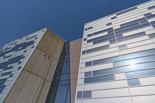 Modernes Gebäude mit vielen Fenstern und strahlendem blauen Himmel, Sandnes, Fylke Rogaland, Norwegen, Europa Modern building with many windows and a bright blue sky, Sandnes, Fylke Rogaland, Norway, Europe Copyright: imageBROKER RaimundxLinke ibxrde11431003.jpg