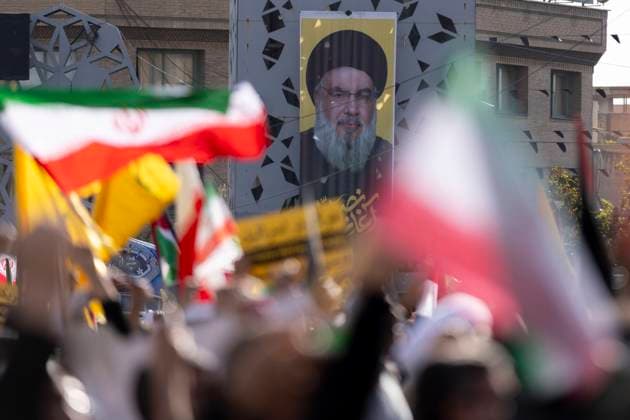Bilder des Jahres 2024, News 10 Oktober News Themen der Woche KW40 News Bilder des Tages Iran: Rally commemorating slain Hezbollah leader Hassan Nasrallah Demonstrators attend a rally commemorating slain Hezbollah leader Hassan Nasrallah, shown in billboard, in Tehran, Iran, Wednesday, Oct. 2, 2024. Tehran Tehran Iran Copyright: SobhanxFarajvan