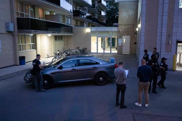 October 2, 2024, Toronto, On, Canada: Toronto Police work the scene where a police officer was shot in Toronto, on Wednesday, Oct. 2, 2024. The officer was rushed to hospital with life-threatening injuries. Toronto Canada  - ZUMAc35_ 20241002_zaf_c35_114 Copyright: xArlynxMcadoreyx