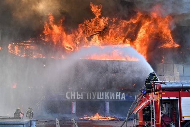 News Themen der Woche KW40 News Bilder des Tages RUSSIA, KHABAROVSK - OCTOBER 3, 2024: First responders battle a fire broken out at the Khabarosvk Territory Music Theatre. Sergei Ivanov TASS  74626233