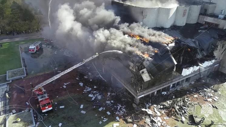 Russia Theatre Fire 8777683 03.10.2024 In this handout video grab released by the Russian Emergencies Ministry, firefighters work to extinguish a fire at the Khabarovsk Regional Musical Theater in Khabarovsk, Russia. Russian Emergency Situations Ministry Khabarovsk Russia  Copyright: xx