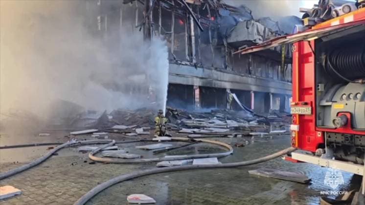 Russia Theatre Fire 8777689 03.10.2024 In this handout video grab released by the Russian Emergencies Ministry, firefighters work to extinguish a fire at the Khabarovsk Regional Musical Theater in Khabarovsk, Russia. Russian Emergency Situations Ministry Khabarovsk Russia  Copyright: xx
