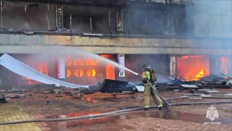 Russia Theatre Fire 8777704 03.10.2024 In this handout video grab released by the Russian Emergencies Ministry, firefighters work to extinguish a fire at the Khabarovsk Regional Musical Theater in Khabarovsk, Russia. Russian Emergency Situations Ministry Khabarovsk Russia  Copyright: xx