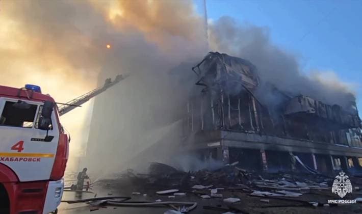Russia Theatre Fire 8777705 03.10.2024 In this handout video grab released by the Russian Emergencies Ministry, firefighters work to extinguish a fire at the Khabarovsk Regional Musical Theater in Khabarovsk, Russia. Russian Emergency Situations Ministry Khabarovsk Russia  Copyright: xx
