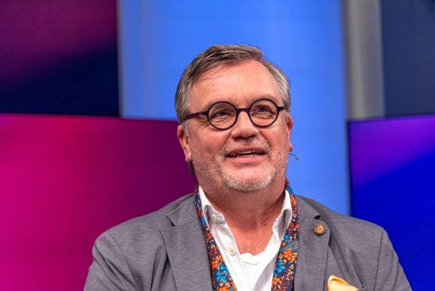 GER, Berlin, Hape Kerkeling (Entertainer und Bestsellerautor), maischberger Polittalk, TV, Format, mit Moderatorin - Sandra Maischberger, Das Erste, im Studio Adlershof, Berlin, 02.10.2024, Thema - Ueberraschende Ahnenforschung und Sorge um Demokratie - Ukrainischer Siegesplan und Forderungen nach Diplomatie *** GER, Berlin, Hape Kerkeling entertainer and bestselling author , maischberger Polittalk, TV, format, with presenter Sandra Maischberger, Das Erste, in Studio Adlershof, Berlin, 02 10 2024, topic Surprising genealogy and concerns about democracy Ukrainian victory plan and demands for diplomacy Copyright: HMBxMedia ManfredxBehrens