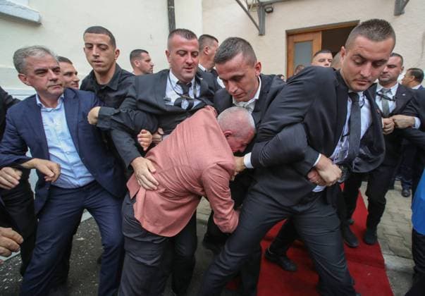 Bilder des Jahres 2024, News 10 Oktober News Themen der Woche KW40 News Bilder des Tages October 3, 2024, Tirana, Tirana, Albania: Albanian Parliament bodyguards try to stop Ramadan Lika (center) member of Parliament with opposition Democratic Party of Albania, as he trie to enter the parliament session to disrupt during a protest against the imprisonment of a fellow member of Parliament. Tirana Albania - ZUMAb266 20241003_zip_b266_005 Copyright: xArmandoxBabanix