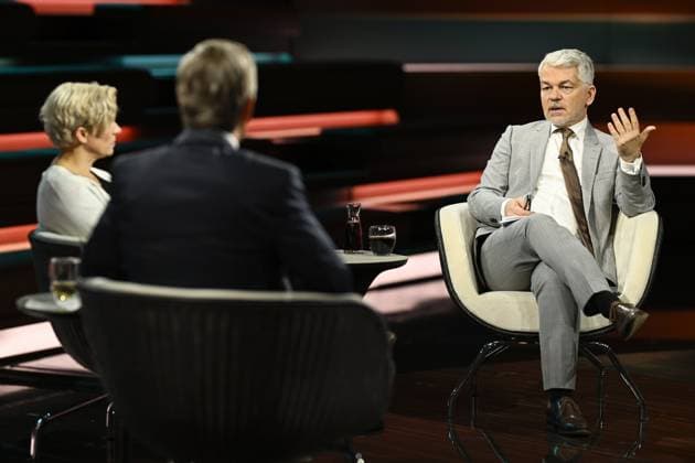 News Themen der Woche KW40 Talkrunde bei Markus Lanz , ZDF 10 24 her Bente Scheller, Markus Lanz und Carlo Masala (v.li.) am 2. Oktober 2024 in Markus Lanz , ZDF TV Fernsehen Talkshow Talk Show Deutschland deutsch deutsche Frau Politologin Politikwissenschaftlerin Wissenschaftlerin Politik Publizistin deutscher Mann Militärexperte Politikwissenschaftler Wissenschaftler Männer Italien italienisch italienischer italienisch-deutscher Moderator Fotografie Fotograf Journalist Journalismus german female political scientist journalism journalist author writer host presenter german-italian presenter photographer quer ganz freistellbar sitzend sprechend zuhörend gestikulierend *** Talk round on Markus Lanz , ZDF 10 24 her Bente Scheller, Markus Lanz and Carlo Mas