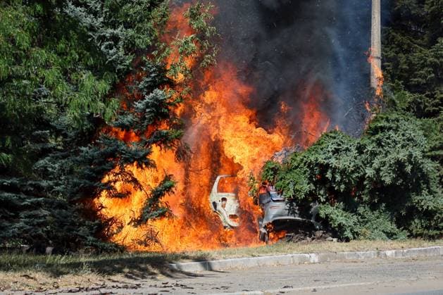 News Themen der Woche KW40 News Bilder des Tages Ukraine-Konflikt, EindrÃ¼cke aus Horliwka in der Region Donezk nach Drohnenangriff RUSSIA, DONETSK PEOPLE S REPUBLIC - OCTOBER 3, 2024: A view of a burning vehicle damaged by a drone strike, at the Komsomolets residential complex in the city of Gorlovka. Dmitry Yagodkin TASS  74639475
