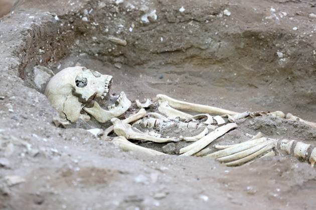 News Themen der Woche KW40 News Bilder des Tages Queen Camilla Visits The Sacristy Project At Westminster Abbey (EDITORS NOTE: Image depicts death.) Remains of a 13th-century monk uncovered in a medieval sacristy within the grounds of Westminster Abbey. Monks kept their vestments, altar linens, chalices and other sacred items used in mass here. Ultimately the site was used as a burial ground thought to contain the bones of hundreds of buried bodies, ahead of a visit to The Westminster Abbey Sacristy project at Westminster Abbey on October 03, 2024 in London, England. The Sacristy is a newly constructed building, set to be named The King Charles III Sacristy in tribute to His Majesty The King, of which Queen Camilla became patron of earlier this year. It is being developed to incorporate m  Copyright: xAvalon.redx xAvalonx 0915893586