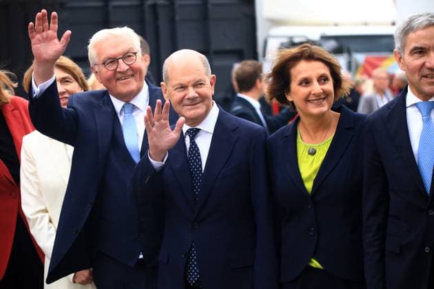 News Themen der Woche KW40 News Bilder des Tages Feierlichkeiten zum Tag der Deutschen Einheit Schwerin, 03.10.2024 Feierlichkeiten zum Tag der Deutschen Einheit in Schwerin Bundespräsident Frank- Walter Steinmeier, Bundeskanzler Olaf Scholz und seine Ehefrau Brita Ernst Mecklenburg - Vorpommern Germany *** Celebrations to mark the Day of German Unity Schwerin, 03 10 2024 Celebrations to mark the Day of German Unity in Schwerin Federal President Frank Walter Steinmeier, Federal Chancellor Olaf Scholz and his wife Brita Ernst Mecklenburg-Vorpommern Germany Copyright: xMatthiasxGränzdörferx