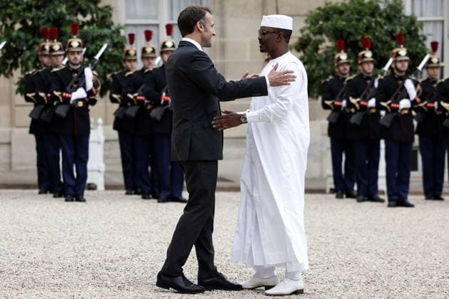 News Themen der Woche KW40 Frankreich, Präsident Emmanuel Macron trifft Tschads Präsident Mahamat Idriss Deby in Paris French President Emmanuel Macron receives Chads President Idriss Déby for a bilateral meeting on the sidelines of the 45th Francophonie Summit at the Elysée Palace in Paris French President Emmanuel Macron receives Chads President Idriss Déby for a bilateral meeting on the sidelines of the 45th Francophonie Summit at the Elysée Palace in Paris, France, le 3 octobre 2024 Stéphane Lemouton Bestimage French President Emmanuel Macron receives Chad s President Mahamat Idriss Deby for a bilateral meeting on the sidelines of the 45th Francophonie Summit at the Elysee presidential palace in Paris, France, on October 3, 2024 Paris France  Copyright: xStephanexLemoutonx xBestimagexStephanexLemoutonx xBestimagex