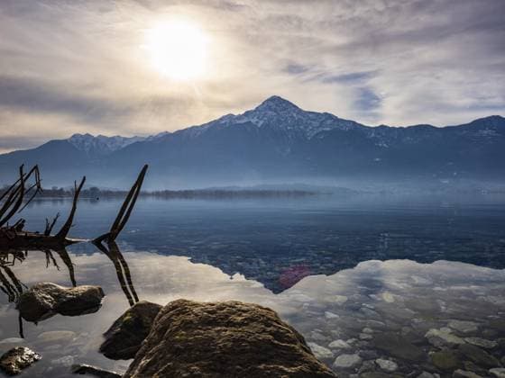 Landschaft des Comer Sees an einem Wintermorgen Landscape of Lake Como in a winter morning Copyright: imageBROKER NicolaxColombo ibxiqx11285131.jpg