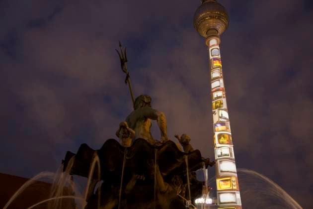 News Themen der Woche KW40 Festival of Lights, Illumination in der Berliner Innenstadt, 04.-13.10.2024 Berliner Fernsehturm neben Neptunbrunnen beim Lichttest zum Festival of Light, Berlin, 03.10.2024 Berlin Innenstadt *** Festival of Lights, illumination in Berlin city center, 04 13 10 2024 Berlin TV tower next to Neptune Fountain during the light test for the Festival of Light, Berlin, 03 10 2024 Berlin city center Copyright: xBenxKriemannx