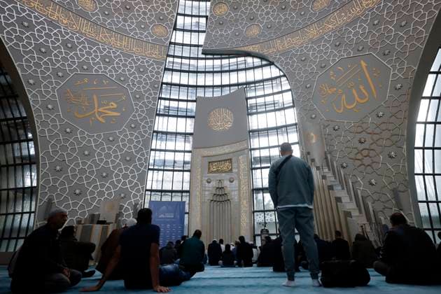 Innenansicht der DITIB Zentralmoschee in Ehrenfeld am Tag der offenen Moschee . An der Kölner Zentralmoschee darf seit 2022 freitags per Lautsprecher von einem Muezzin zum Gebet gerufen werden. (Themenbild, Symbolbild) Köln, 03.10.2024 NRW Deutschland Copyright: xChristophxHardtx
