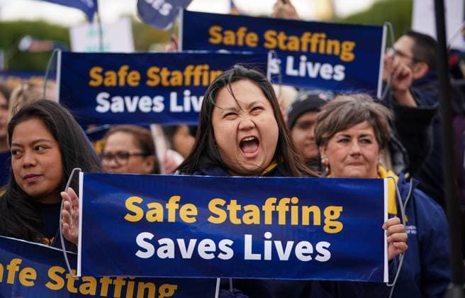 Bilder des Jahres 2024, News 10 Oktober News Themen der Woche KW40 News Bilder des Tages October 3, 2024, Regina, Sk, Canada: A person holds a sign while gathering outside of the Saskatchewan Legislative Building during a rally organized by Saskatchewan Union of Nurses in Regina, on Thursday, October 3, 2024. Regina Canada  - ZUMAc35_ 20241003_zaf_c35_087 Copyright: xHeywoodxYux