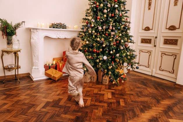 Little girl in pajamas runs to Christmas tree to unpack presents. Cute baby is happy and jumps near decorated tree in living room. Celebrating new year at home. Little girl in pajamas runs to Christmas tree to unpack presents. Cute baby is happy and jumps near decorated tree in living room. Celebrating new year at home. Rich stylish cozy interior. ,model released, Symbolfoto Copyright: xZoonar.com DashaxPetrenkox 22280863 ,model released, Symbolfoto ,property released