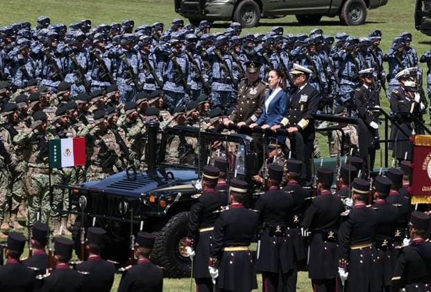 News Themen der Woche KW40 News Bilder des Tages October 3, 2024, Mexico, Mexico, USA: Mexico s President Claudia Sheinbaum delivers a speech during her inauguration ceremony as the new Supreme Commander of the Mexican Armed Forces at Campo Marte in Mexico City on Thursday October 3, 2024. PRESIDENCIA POOL PI Mexico USA - ZUMAp124 20241003_zaa_p124_048 Copyright: xPresidenciax