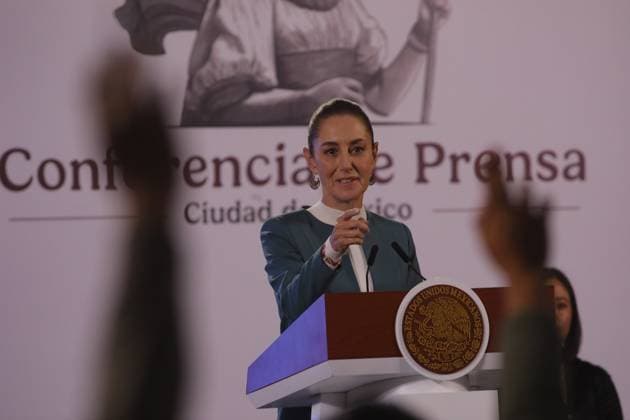 News Themen der Woche KW40 News Bilder des Tages Claudia Sheinbaum Pardo, Mexico s first female president, speaking during a press conference, where she mentioned an upcoming meeting with the parents of the 43 normalistas of Ayotzinapa and the realization of a primer on equal pay for men and women at the National Palace. Mexico City Mexico - ZUMAe321 20241003_zia_e321_012 Copyright: xIanxRoblesx