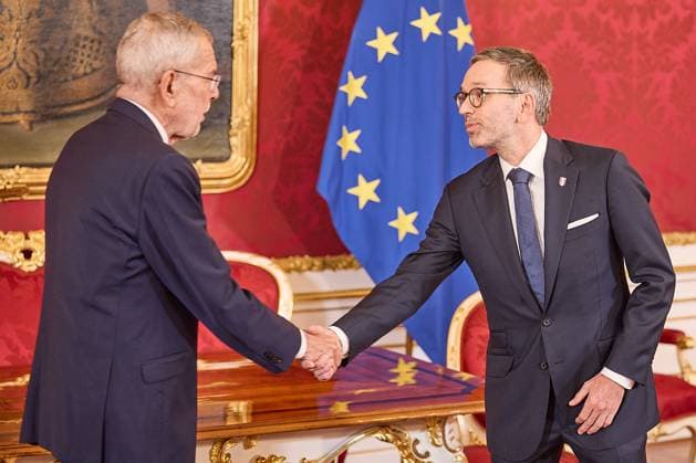 News Themen der Woche KW40 - Wien 04.10.2024 - Österreich Nationalratswahl 2024 - Heute begann der Bundespräsident die Gespräche mit den Parteichefs der fünf Parteien die es bei der Nationalratswahl vor wenigen Tagen in den Nationalrat geschafft haben. Als erstes war die stimmenstärkste Partei, die FPÖ, geladen. PHOTO: Bundespräsident Alexander Van der Bellen empfing im Maria Theresien Zimmer den Parteichef der FPÖ, Herbert Kickl (R). Vienna (AUSTRIA) - Austrian National Council election 2024 - Today the Austrian Federal President began talks with the party leaders of the five parties that made it to the National Council in the National Council election a few days ago. The party with the largest number of votes, the FPÖ, was the first to be invited. Parlamen 