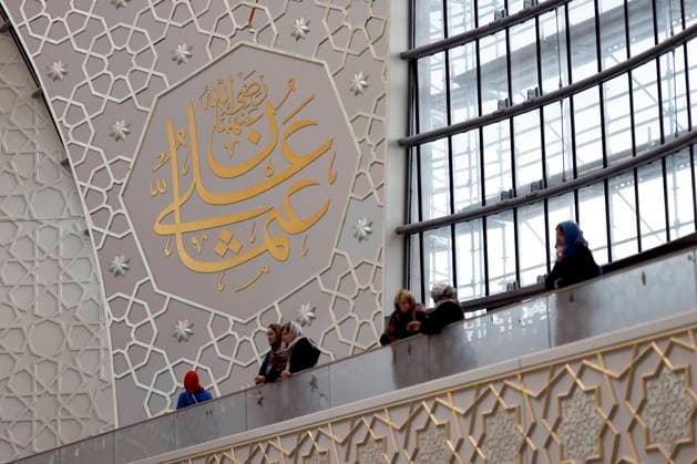 Innenansicht der DITIB Zentralmoschee in Ehrenfeld am Tag der offenen Moschee . An der Kölner Zentralmoschee darf seit 2022 freitags per Lautsprecher von einem Muezzin zum Gebet gerufen werden. (Themenbild, Symbolbild) Köln, 03.10.2024 NRW Deutschland Copyright: xChristophxHardtx