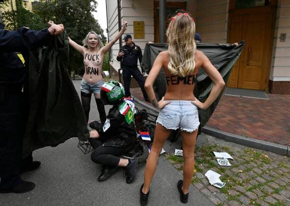Bilder des Jahres 2024, News 10 Oktober News Themen der Woche KW40 News Bilder des Tages Ukraine, FEMEN Protest vor der Botschaft des Irans Femen activists protest in Kyiv, Ukraine - 04 Oct 2024 (EDITOR S NOTE: Image contains nudity) Femen activists protest against the supply of the strike drones and missile weapons from Iran to Russia near the Iranian embassy in Kyiv. Kyiv Ukraine Copyright: xSergeixChuzavkovx xSOPAxImagesx S_Chuzavkov_CHU0375